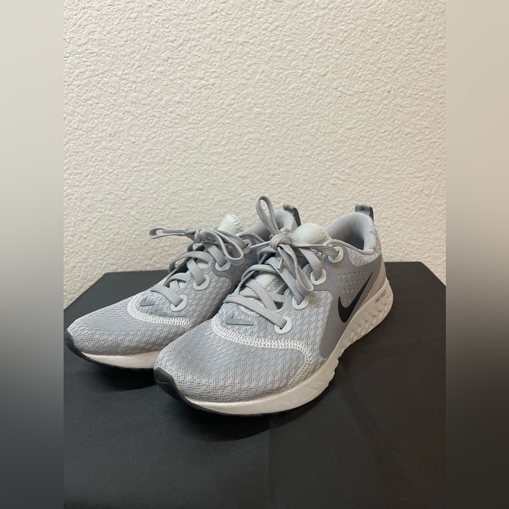 Women’s Nike React Sneaker In Size 6.5 - image 8